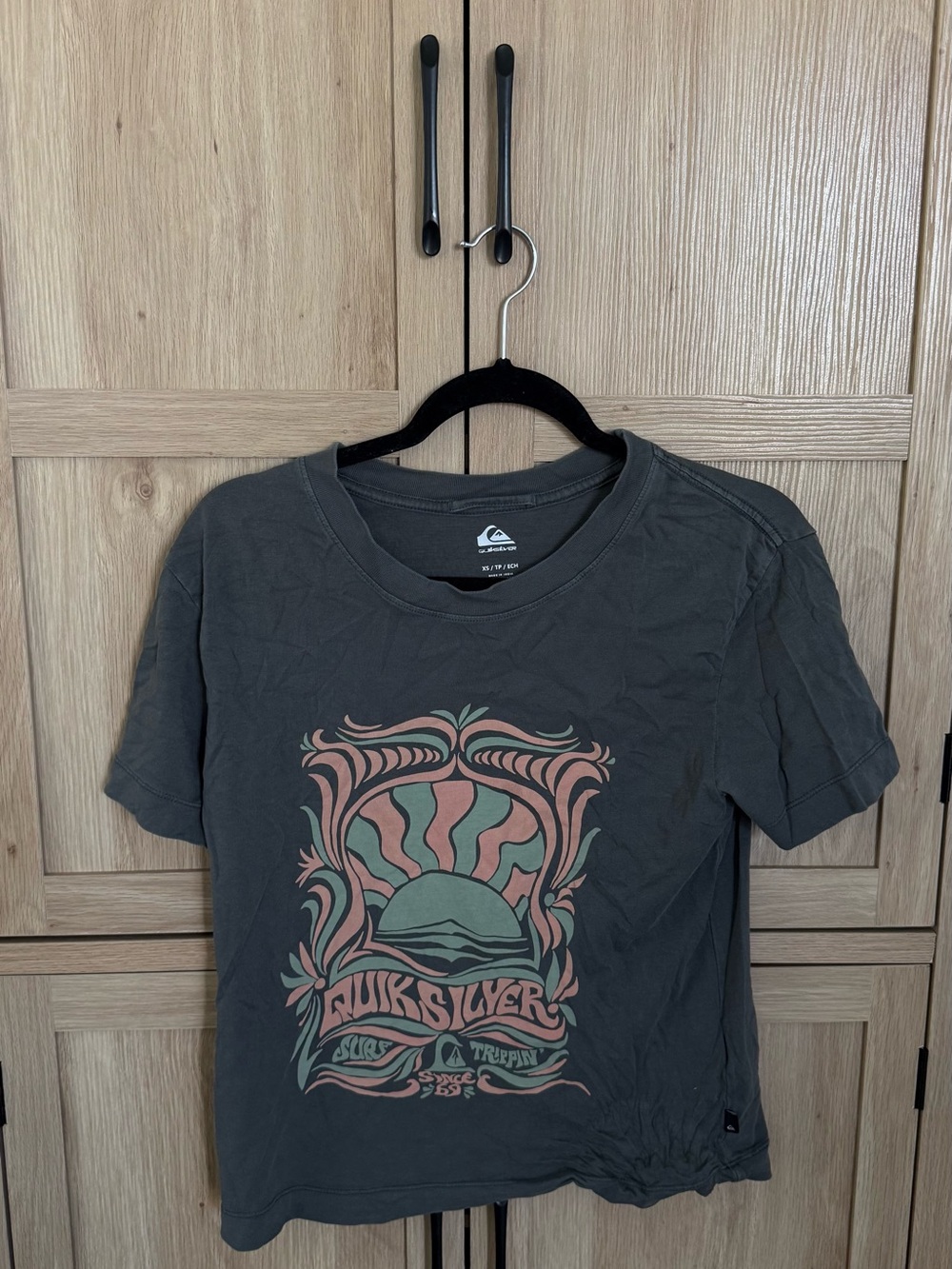 Quiksilver Gray Short Sleeve Tee with Pink and Green Graphic